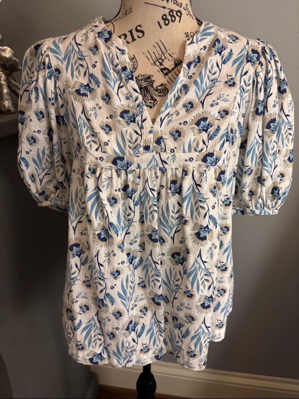 Universal Thread Blue and White Floral Puff-Sleeve Blouse